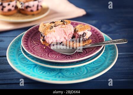 Deliziosi biscotti con gelato e patatine di cioccolato sul piatto Foto Stock