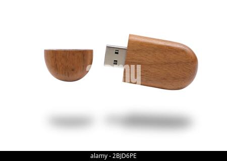 Un flash drive in una custodia di legno su sfondo bianco. Isolato. Primo piano. Foto Stock