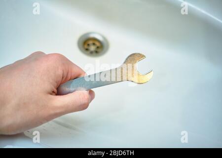 Concetto di riparazione lavandino da lavoratore in bagno. Primo piano. Foto Stock