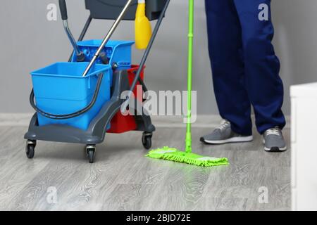 Giovane uomo che si macina in ufficio Foto Stock