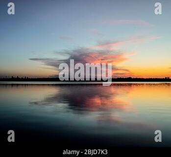 Un tramonto equinox primaverile sul lago Whiterock a Dallas Foto Stock