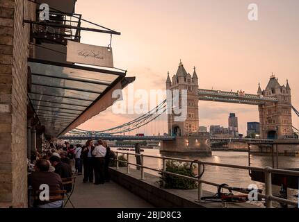 I clienti che si godono un pasto al Chop House on Butlers Wharf in prima serata con una splendida vista di Tower Bridge e del Tamigi, Londra, Regno Unito Foto Stock