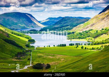 Ammira le acque di Buttermere e Crummock dal sentiero Haystacks, dal Lake District National Park, Cumbria, Inghilterra, Regno Unito Foto Stock