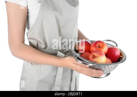 Donna in grembiule con colapasta e mele succose, primo piano Foto Stock