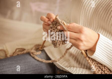 Primo piano di donna a maglia sciarpa calda Foto Stock