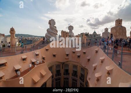 Barcellona, Spagna - 19 settembre 2014: Esterno della Casa Mila - la Pedrera di Antonio Gaudi. Il cortile. Parte del Sito Patrimonio Mondiale dell'UNESCO Foto Stock