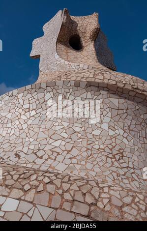 Barcellona, Spagna - 19 settembre 2014: Esterno della Pedrera - Casa Mila di Antonio Gaudi. Camini noti come cicatrici di strega. Parte del WO UNESCO Foto Stock