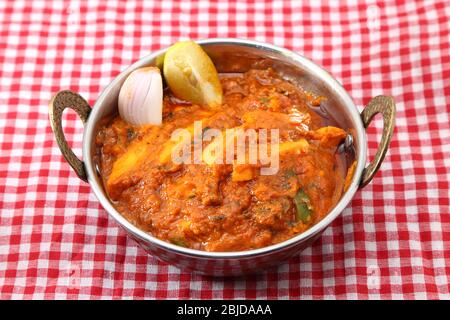 Shahi Paneer o kadai Paneer in una ciotola di rame ottone Foto Stock