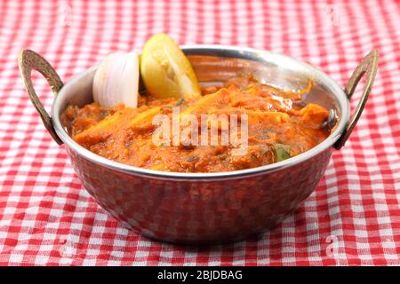 Shahi Paneer o kadai Paneer in una ciotola di rame ottone Foto Stock