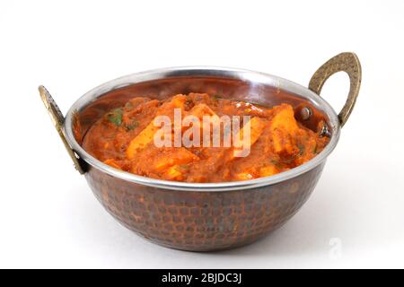 Shahi Paneer o kadai Paneer in una ciotola di rame ottone Foto Stock