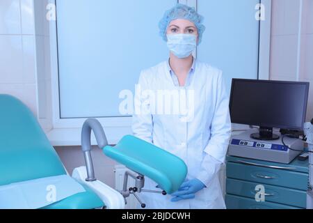 Ginecologo in camera con sedia all'ospedale moderno Foto Stock