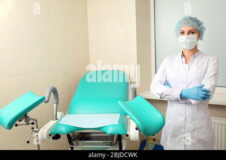 Ginecologo in camera con sedia all'ospedale moderno Foto Stock