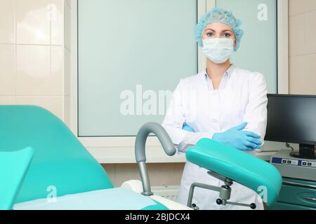 Ginecologo in camera con sedia all'ospedale moderno Foto Stock