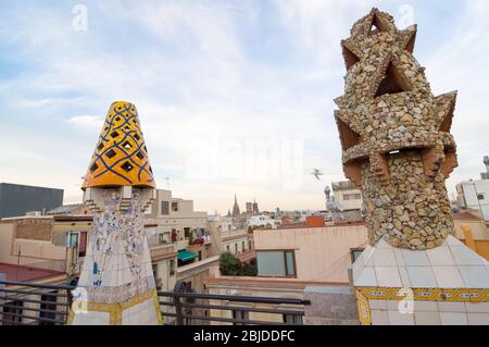 Barcellona, Spagna - 20 Settembre 2014: Design del tetto del Palazzo Güell di Gaudi - Camino: rotto mosaici di piastrelle e strani camini decorati sono evid Foto Stock