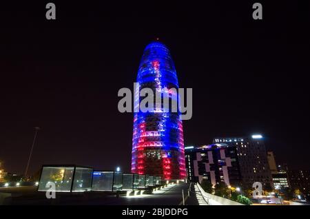 Barcellona, Spagna - 20 settembre 2014: Vista notturna della Torre agbar a Barcellona, Spagna. Grattacielo a 38 piani, costruito nel 2005 da Nouvel. Ora uno dei Foto Stock