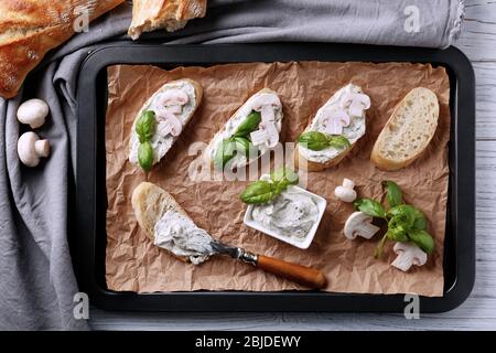 Gustosa bruschetta con formaggio cremoso su teglia Foto Stock