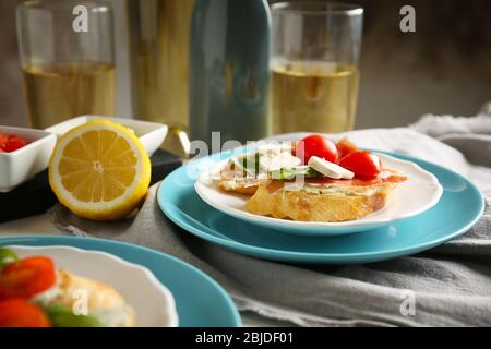 Piatto con deliziosa bruschetta a tavola Foto Stock