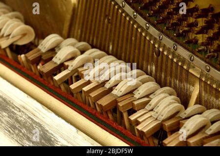 Primo piano di vecchio pianoforte danneggiato, vista dall'interno Foto Stock