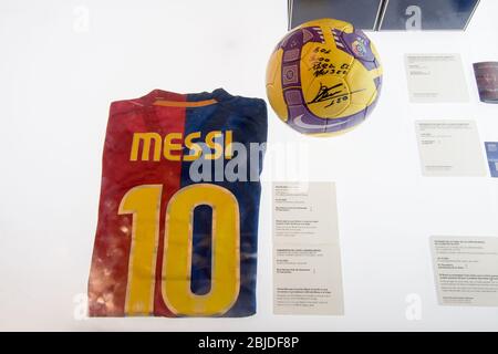 Barcellona, Spagna - 22 settembre 2014: Maglia da calcio indossata da Lionel messi in partita quando ha segnato il gol della Barcelona 5000 League. Museo del FC Barcellona Foto Stock