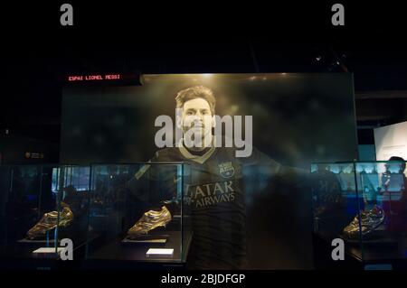 Barcellona, Spagna - 22 settembre 2014: Lionel messi e le sue scarpe d'oro al museo del FC Barcelona. Camp Nou, Barcellona, Spagna. Foto Stock