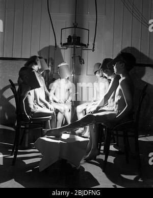 I bambini con Rickets che sono trattati in un sanitorium in Hampshire Inghilterra in 1925. Cura la salute dei farmaci malnutrizione povera Gran Bretagna cura la terapia della luce del nursing1930 Foto Stock