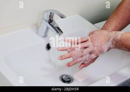 Igiene e prevenzione delle infezioni. Lavando le mani strofinando con sapone per la prevenzione del virus della corona. Pulizia per arrestare lo spargimento covid-19. Foto Stock