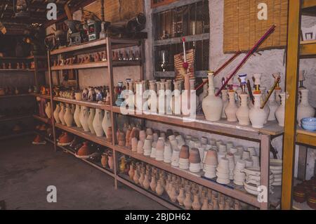 Artigianato, pentole e giocattoli fatti di fango e suolo Foto Stock