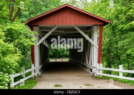 Everett Road Covered Bridge nel Parco Nazionale di Cuyahoga, fuori Cleveland, Ohio, è l'unico ponte coperto rimasto nella Summit County. Foto Stock