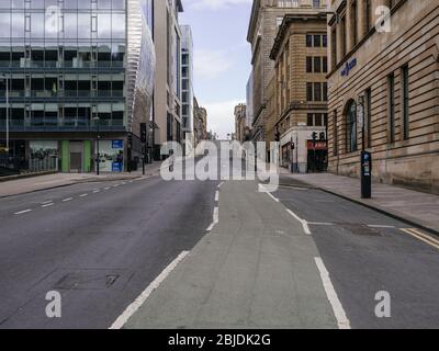 Guardando su Blythswood Street attraverso la città di Glasgow, dove la strada è vuota a causa del blocco imposto durante la pandemia del coronavirus britannico. Foto Stock