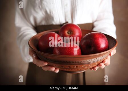 Donna in grembiule con le mele Foto Stock