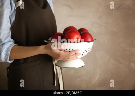 Donna in grembiule con le mele Foto Stock