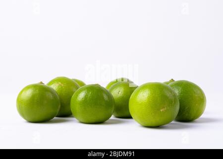 Ritratto di Limes verdi freschi contro sfondo bianco Foto Stock