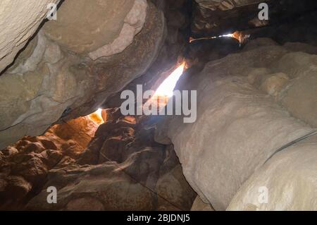 Formazione naturale di rocce e grotte nella regione orientale di al Hasa in Arabia Saudita Foto Stock