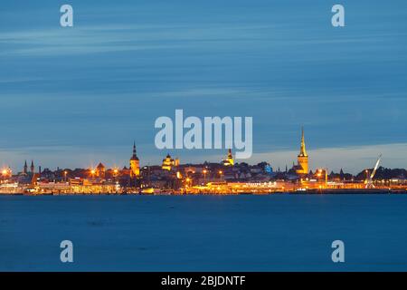 Vista panoramica della città vecchia e dello skyline del porto. Tallinn, Estonia. Foto Stock