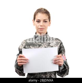 Soldato femminile con poster vuoto, su sfondo bianco Foto Stock