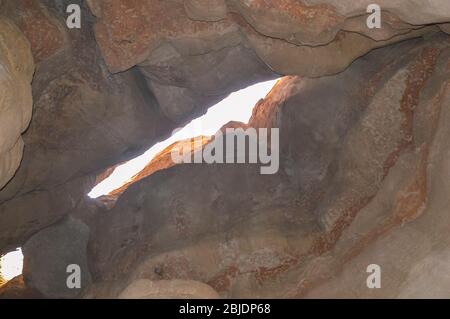 Formazione naturale di rocce e grotte nella regione orientale di al Hasa in Arabia Saudita Foto Stock