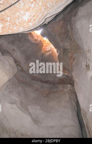 Formazione naturale di rocce e grotte nella regione orientale di al Hasa in Arabia Saudita Foto Stock