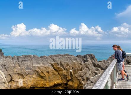 Pancake Rocks, Nuova Zelanda. Coppia al punto di vista a Punakaiki, Costa Occidentale, Isola del Sud, Nuova Zelanda Foto Stock