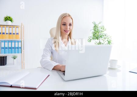 Ritratto di lei bella-osservare attraente allegro messo a fuoco abile ragazza esperto doc malattia di scrittura malattia malattia malattia lasciare la storia sul laptop dentro Foto Stock