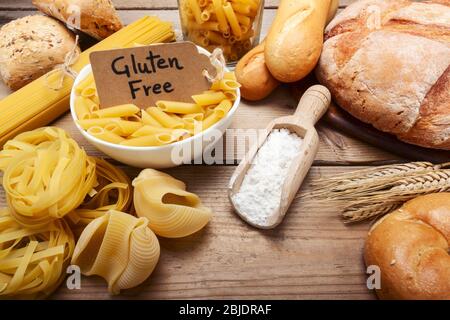 pane e pasta senza glutine su sfondo di legno Foto Stock