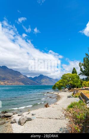 Queenstown, Nuova Zelanda. Spiaggia sulle rive del lago Wakatipu, Isola del Sud, Queenstown, Nuova Zelanda Foto Stock