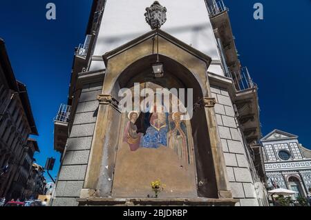 FIRENZE, ITALIA - 14 APRILE 2013: Icona all'angolo del palazzo e dietro la Basilica di Santa Maria Novella, Firenze, Toscana, Italia. Foto Stock