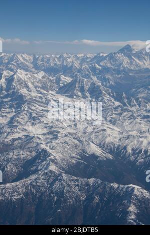 Nepal, sorvolando l'Himalaya vicino a Katmandu. Monte Everest (estrema destra) Foto Stock