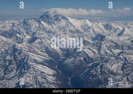 Nepal, sorvolando l'Himalaya vicino a Katmandu. Vista sul Monte Everest. Foto Stock