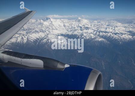 Nepal, sorvolando l'Himalaya vicino a Katmandu. Monte Everest (in nuvola coperta da ala) Foto Stock