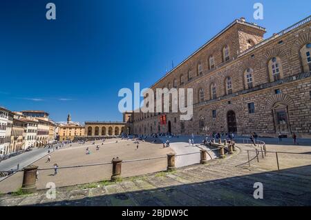 FIRENZE, ITALIA - 14 APRILE 2013: Il Palazzo Pitti, è un vasto palazzo prevalentemente rinascimentale a Firenze. Foto Stock