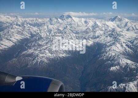 Nepal, sorvolando l'Himalaya vicino a Katmandu. Vista sul Monte Everest. Foto Stock