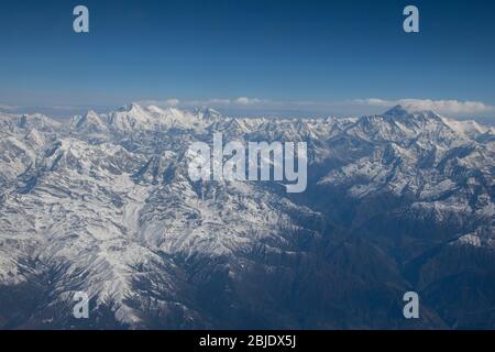 Nepal, sorvolando l'Himalaya vicino a Katmandu. Vista sul Monte Everest (sulla destra) Foto Stock