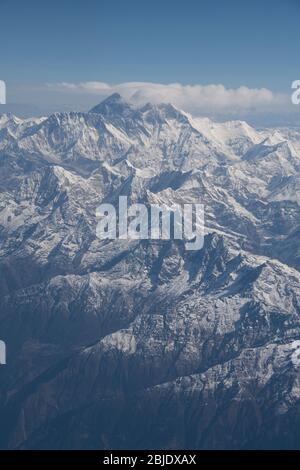 Nepal, sorvolando l'Himalaya vicino a Katmandu. Vista sul Monte Everest. Foto Stock