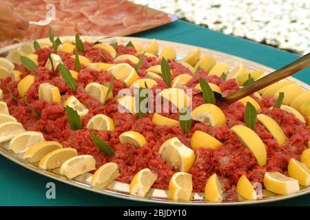 Ricette italiane carne di vitello cruda condita con succo di limone sale e olio Foto Stock